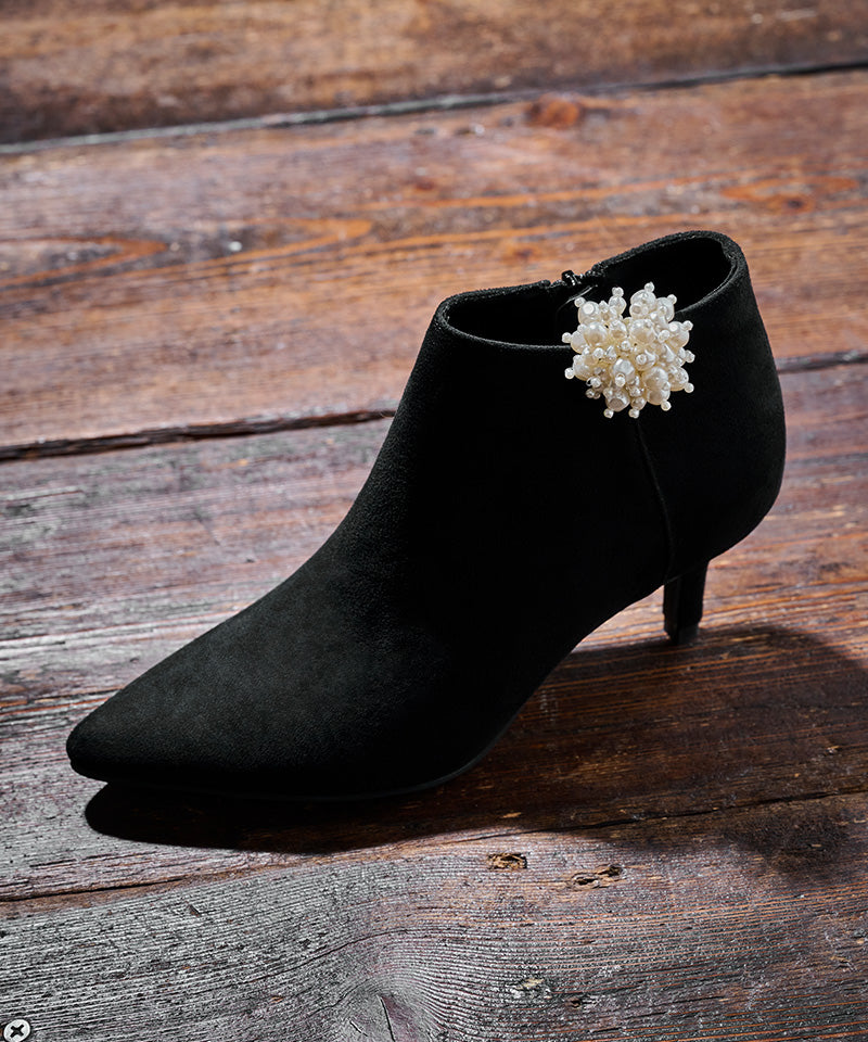 Short boots with handmade pearl flowers