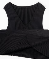 V-neck sleeveless knit dress
