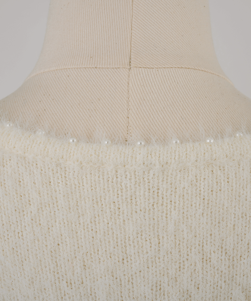 Pearl collar feather-touch V-neck knit